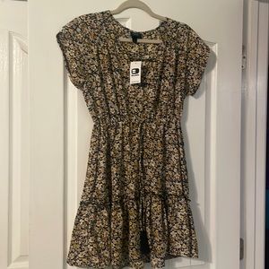 NWT tiered ditsy floral dress Buckle size small